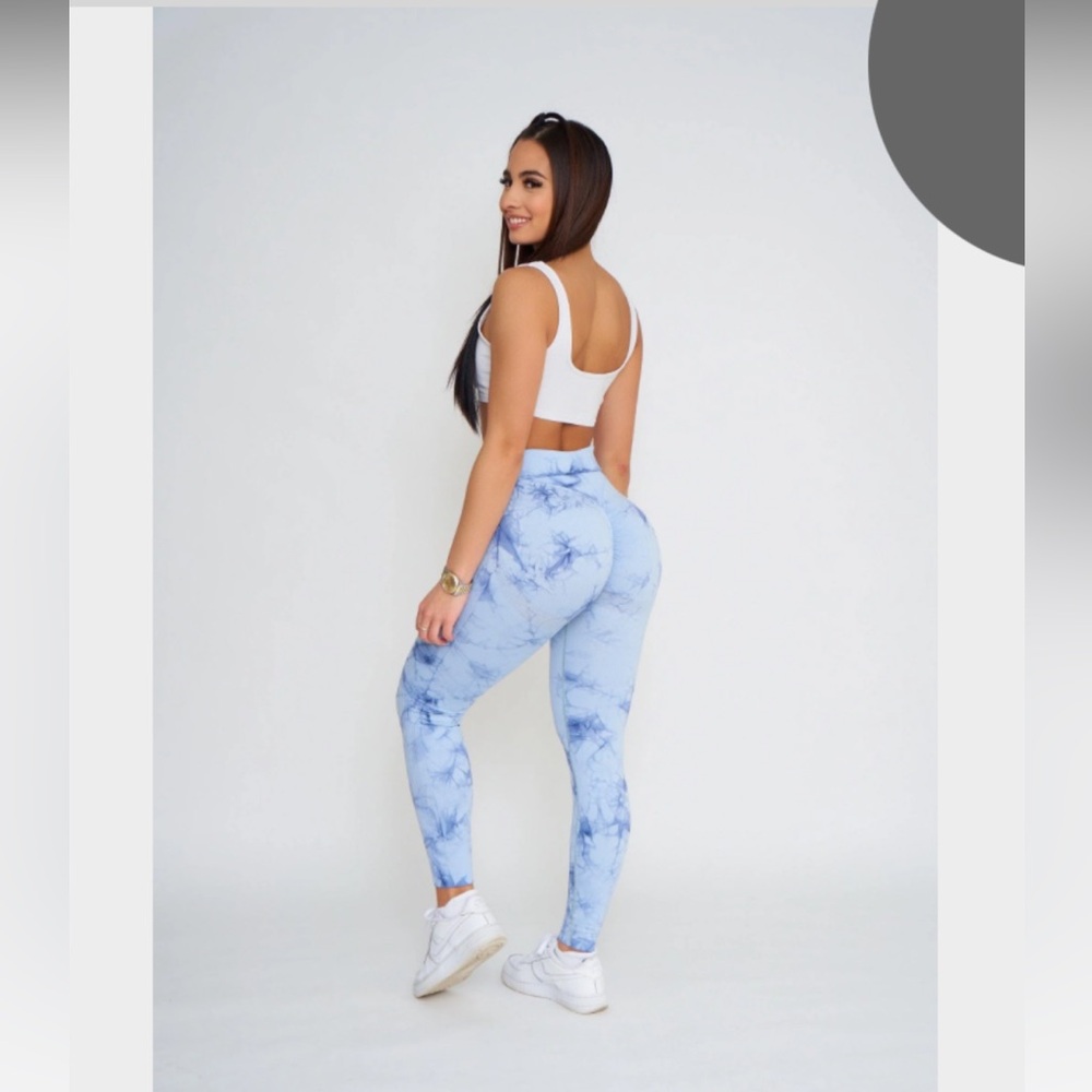 Pcheebum blue marble scrunch butt leggings